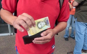 Usuarios reciben el billete de 100 mil bolívares con alegría y temor