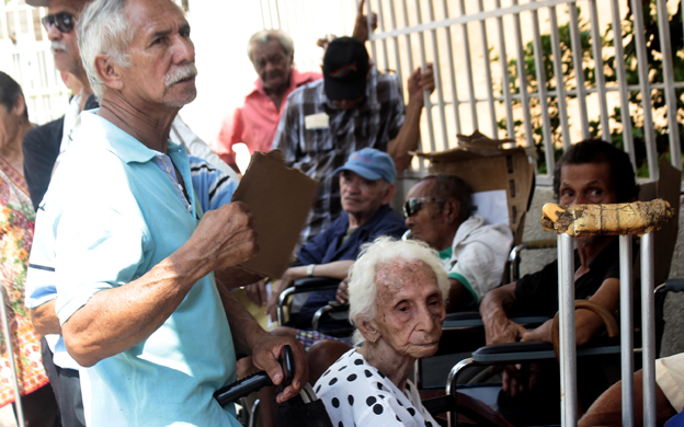 Crisis del efectivo pone en riesgo a pensionados en Zulia