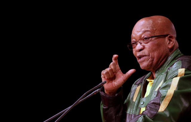 FILE PHOTO: El presidente de Sudáfrica, Jacob Zuma, hace un gesto durante el último día de la reunión de seis días del Congreso Nacional Africano. V Conferencia de Política Nacional en el Nasrec Expo Center en Soweto, Sudáfrica, 5 de julio de 2017. REUTERS / Siphiwe Sibeko / File Photo