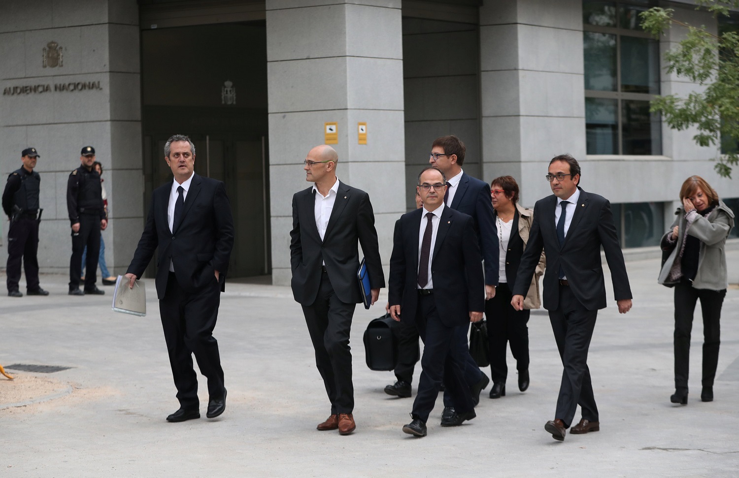 Fiscalía española pide prisión incondicional para 8 miembros del gobierno catalán cesado