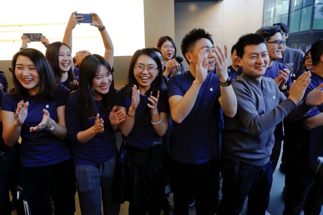 Apple staff cheer as the first customer for iPhone X enters an Apple Store in Beijing, China November 3, 2017. REUTERS/Damir Sagolj