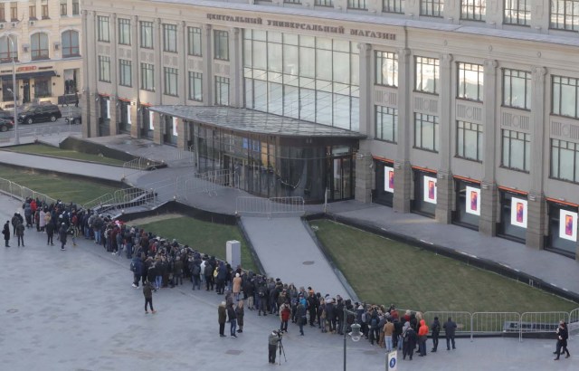 Customers wait to buy Apple's new iPhone X before its launch outside Central Universal Department Store (TsUm) in Moscow, Russia November 3, 2017. REUTERS/Tatyana Makeyeva