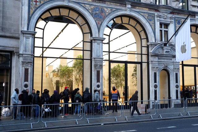 Customers queue outside the Apple Store in Regents Street before it opens on the day that the new iPhone X goes on sale in London, Britain, November 3, 2017. REUTERS/Peter Nicholls