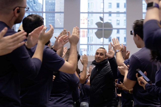 A customer is greeted by Apple employees as he enters an Apple store to purchase an iPhone X in New York, U.S., November 3, 2017. REUTERS/Lucas Jackson