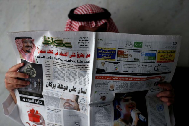 A man reads a newspaper in Riyadh, Saudi Arabia, November 5, 2017. REUTERS/Faisal Al Nasser NO RESALES. NO ARCHIVES