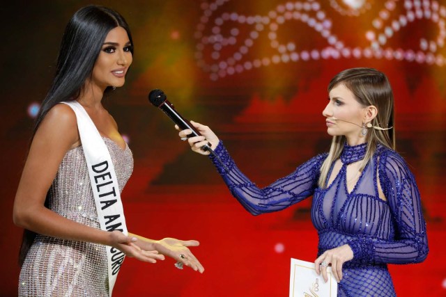 Miss Delta Amacuro, Sthefany Gutierrez (L), answers a question during the interview segment of the Miss Venezuela 2017 pageant in Caracas, Venezuela November 9, 2017. REUTERS/Marco Bello