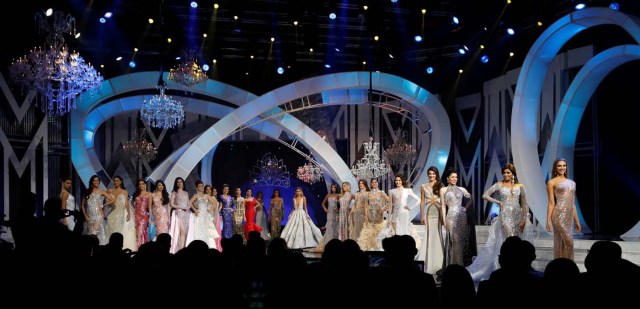Contestants take part in the evening gown segment of the Miss Venezuela 2017 pageant in Caracas, Venezuela November 9, 2017. REUTERS/Marco Bello