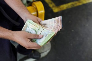 Bonos venezolanos suben tras reporte de pago de Pdvsa
