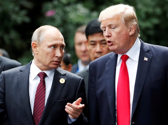 El presidente de EE. UU., Donald Trump, y el presidente de Rusia, Vladimir Putin, hablaron durante la sesión de fotos familiares en la Cumbre de APEC en Danang, Vietnam, el 11 de noviembre de 2017. REUTERS / Jorge Silva 