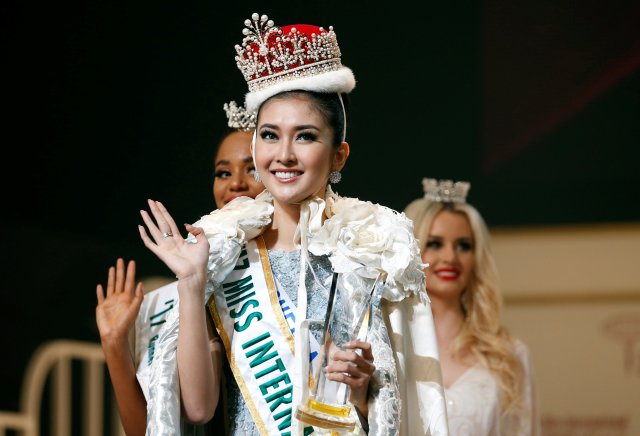 El ganador de la Miss Internacional 2017 Kevin Lilliana (C) en representación de Indonesia agita en el 57º concurso de belleza Miss International en Tokio, Japón, el 14 de noviembre de 2017. REUTERS / Toru Hanai