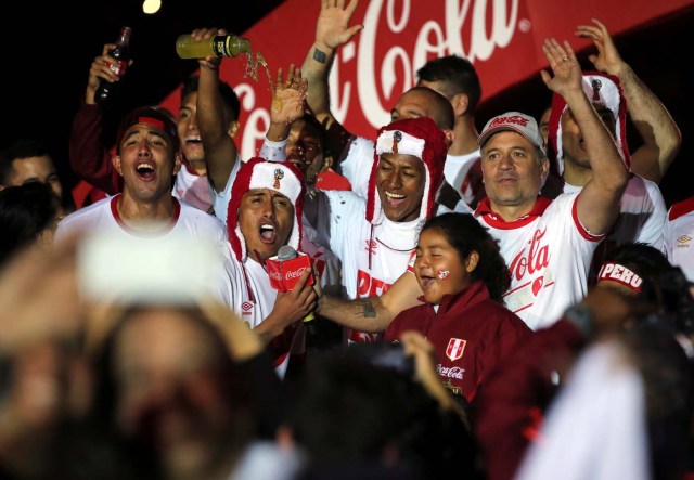 Soccer Football - Peru v New Zealand - 2018 World Cup Qualifying Playoffs - National Stadium, Lima, Peru - November 15, 2017. Peru's players celebrate their victory. REUTERS/Douglas Juarez