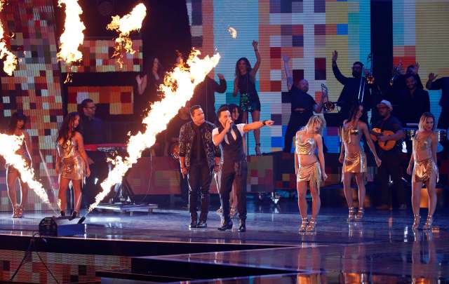 18 ° Latin Grammy Awards - Show - Las Vegas, Nevada, EE.UU., 16/11/2017 - Luis Fonsi (R) y Victor Manuelle interpretan "Despacito". REUTERS / Mario Anzuoni