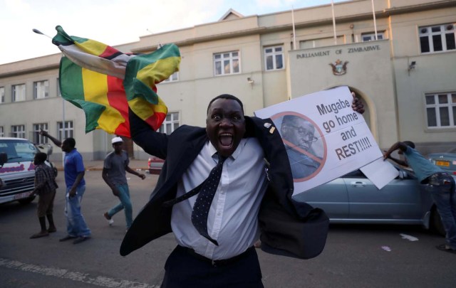 Zimbabuenses celebran después de que el presidente Robert Mugabe anunció su renuncia en Harare, Zimbabwe el 21 de noviembre de 2017. REUTERS / Mike Hutchings