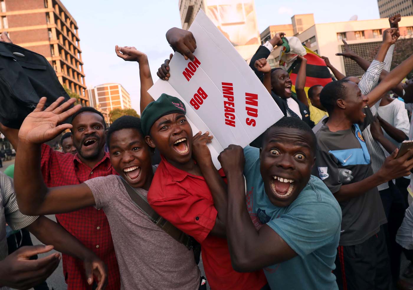 La “cajita feliz” que recibió Mugabe a cambio de su renuncia