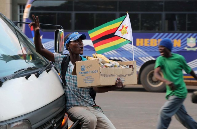 Zimbabweans celebrate after President Robert Mugabe resigns in Harare, Zimbabwe November 21, 2017. REUTERS/Marius Bosch