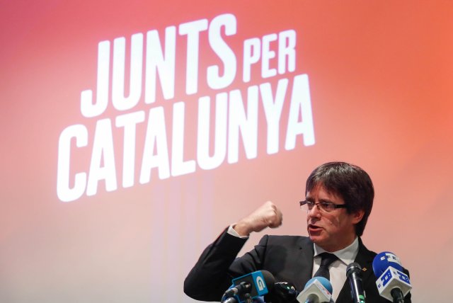 El depuesto líder catalán Carles Puigdemont pronuncia un discurso en el lanzamiento de una campaña para la plataforma política "Junts per Catalunya" antes de las elecciones regionales catalanas del 21 de diciembre de 2017, en Oostkamp, Bélgica, el 25 de noviembre de 2017. REUTERS / Yves Herman