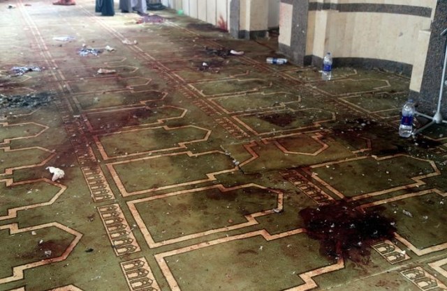 Una vista del interior de la mezquita Al Rawdah tras la exposión y ataque de extremistas armados en Bir Al-Abed, Egipto, November 25, 2017. REUTERS/Mohamed Soliman