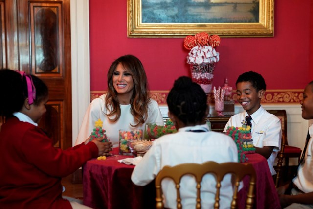 U.S. First Lady Melania Trump greets schoolchildren as she tours the holiday decorations with reporters at the White House in Washington, U.S., November 27, 2017.  REUTERS/Jonathan Ernst