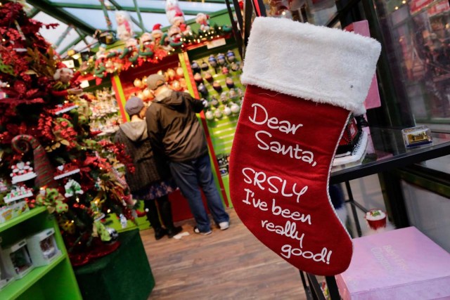 Shoppers buy Christmas stuff in the Manhattan borough of New York City, New York, U.S., November 27, 2017. REUTERS/Eduardo Munoz