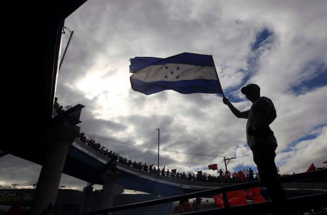 Un partidario de Salvador Nasralla, candidato presidencial de la Alianza opositora contra la dictadura, sostiene una bandera de Honduras durante una manifestación frente al Tribunal Supremo Electoral en Tegucigalpa, Honduras, el 27 de noviembre de 2017. REUTERS / Jorge Cabrera