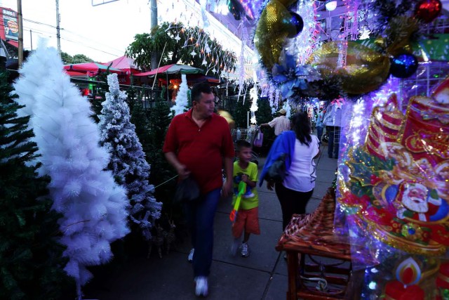 People take a look at the Christmas market at the Simon Bolivar park in San Salvador, El Salvador, November 27, 2017. REUTERS/Jose Cabezas