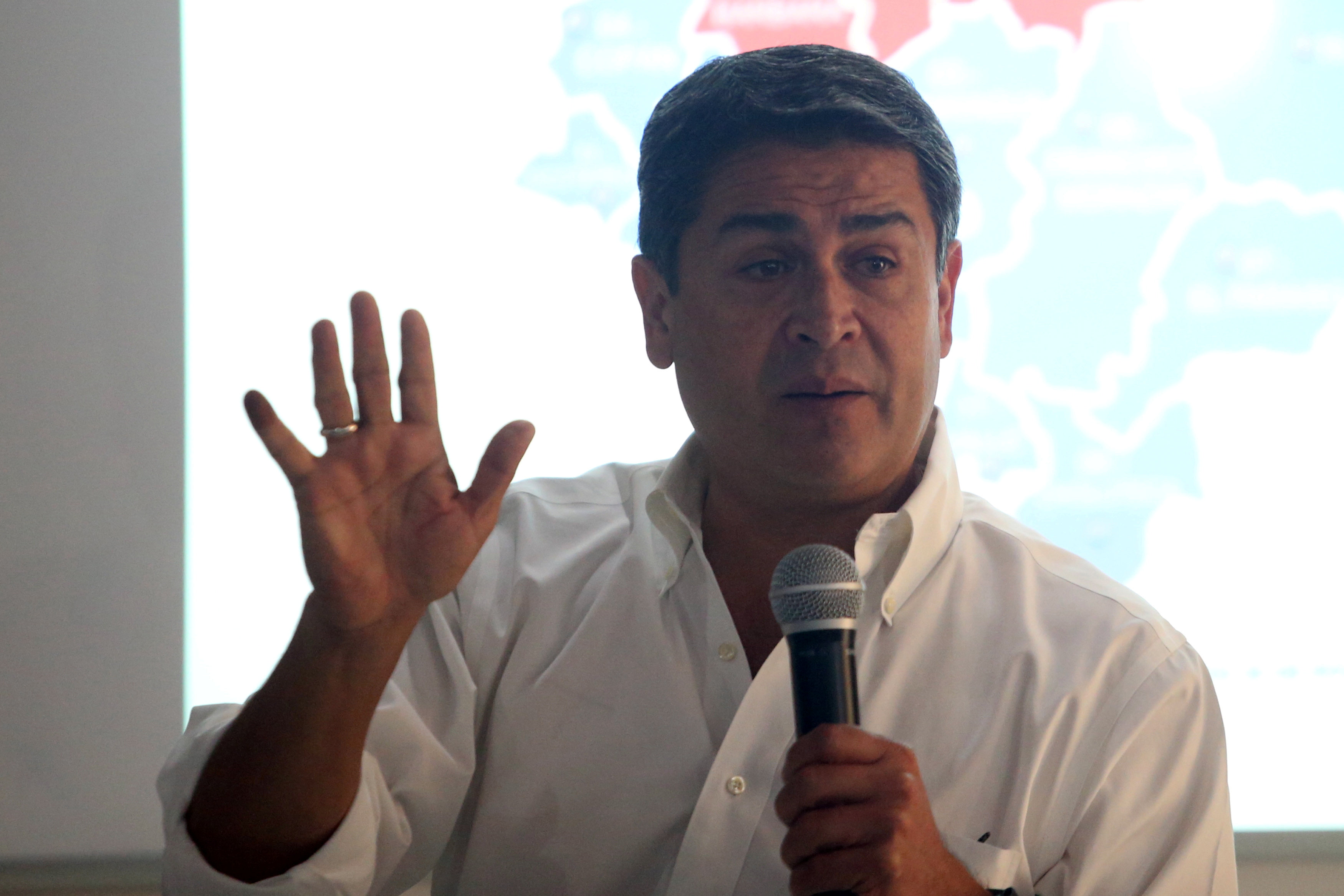 Hernández aventaja al opositor Nasralla con el 82,89 % de actas procesadas en Honduras