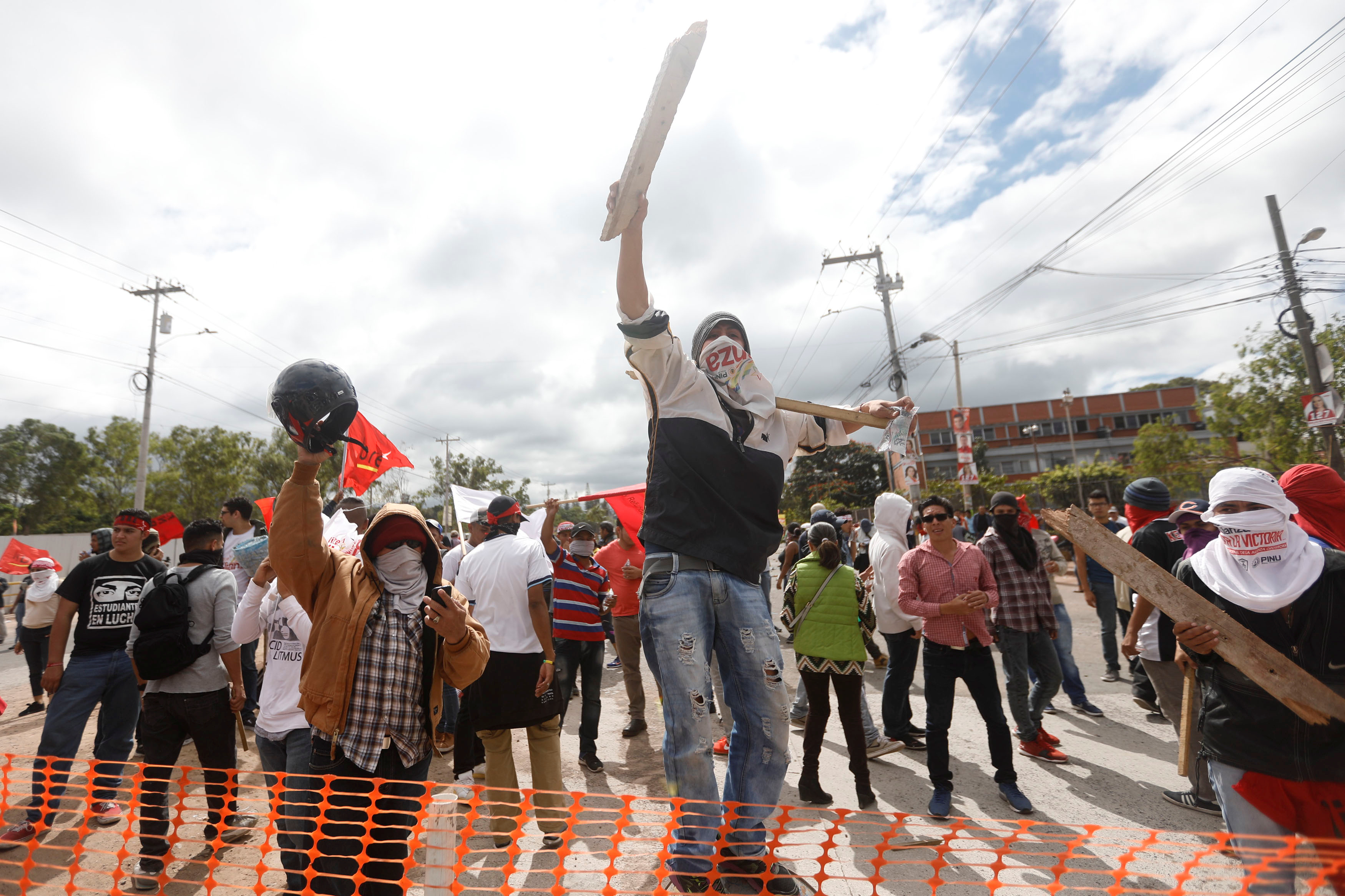 Crisis política en Honduras se agudiza mientras candidatos rivales claman victoria