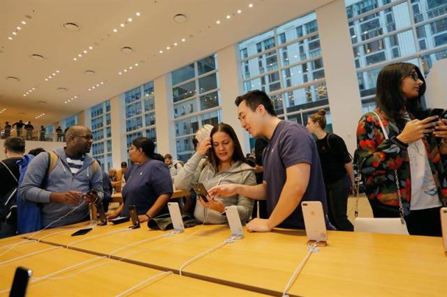 FX23. NUEVA YORK (ESTADOS UNIDOS), 03/11/2017.- Empleados ayudan a varios clientes en una tienda Apple en Nueva York, Estados Unidos, hoy, 3 de noviembre de 2017. El nuevo teléfono inteligente de Apple, el iPhone X, ha salido a la venta hoy en más de 55 países. EFE/PETER FOLEY