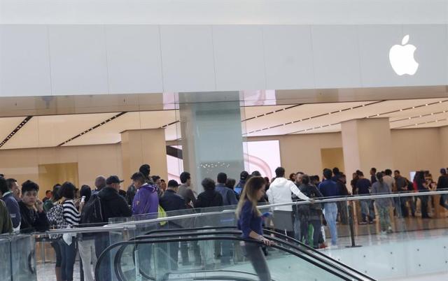 MEX16. CIUDAD DE MÉXICO (MÉXICO), 03/11/2017.- Un grupo de personas espera a la entrada de una tienda para comprar el nuevo iPhone X hoy, viernes 3 de noviembre de 2017, en Ciudad de México (México). Numerosas personas se dieron cita desde temprana hora, antes de que abrieran sus puertas los centros Apple, en la capital, para adquirir el nuevo iPhone X. El nuevo teléfono inteligente de Apple salió a la venta hoy en más de 55 países. EFE/Sáshenka Gutiérrez