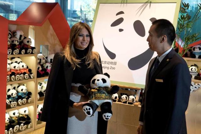 La primera dama de los Estados Unidos, Melania Trump (i), posa para fotografías con un muñeco de un panda después de visitar el recinto de pandas del zoológico de Pekín hoy, viernes 10 de noviembre de 2017, en Pekín (China). El presidente estadounidense, Donald J. Trump, está en una visita de Estado a China del 8 al 10 de noviembre como parte de su tour de 12 días por Asia. EFE/Ng Han Guan/POOL