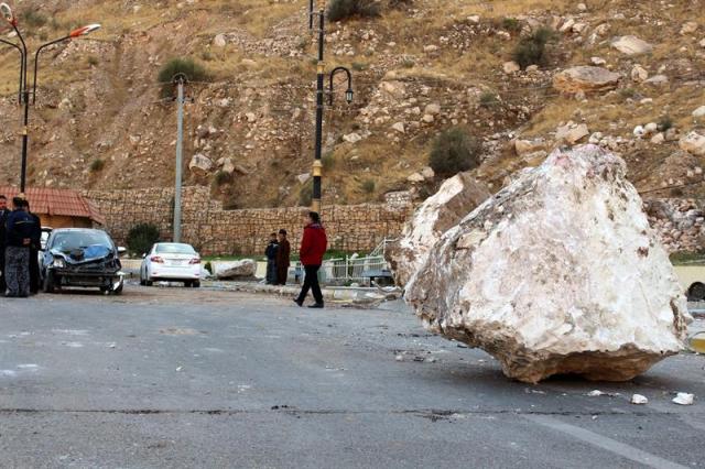 Edificio dañado tras el terremoto de 7,3 grados en la escala Richter registrado anoche en la frontera entre Irán e Irak, en Darbandikhan, cerca de la ciudad de Solimania (Irak) hoy 13 de noviembre de 2017. EFE/ Afan Abdulkhaleq