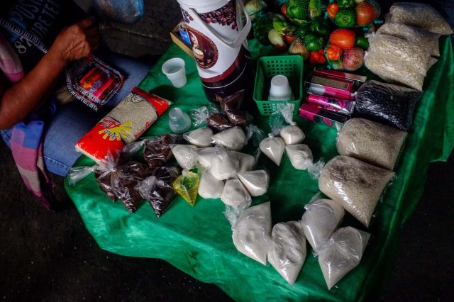 ACOMPAÑA CRÓNICA: VENEZUELA CRISIS - CAR006. CARACAS (VENEZUELA), 19/11/2017.- Fotografía del 17 de noviembre de 2017, bolsas de azúcar, leche y café a la venta en un puesto informal en una calle de Caracas (Venezuela). Venezuela es el país del mundo con mayores reservas de petróleo, pero el empobrecimiento de sus habitantes les ha abocado a comprar cucharadas de comida para intentar burlar una escasez de alimentos que se ha agravado en los últimas semanas, cuando la economía entró en una espiral hiperinflacionaria. Productos de consumo diario como el café, la harina, la leche y el azúcar son ofrecidos ahora en bolsitas que pesan entre 50 y 150 gramos, cuyos precios suben cada día en los puestos ambulantes de los barrios populares al margen de las regulaciones impuestas por el Gobierno de Nicolás Maduro. EFE/Cristian Hernández