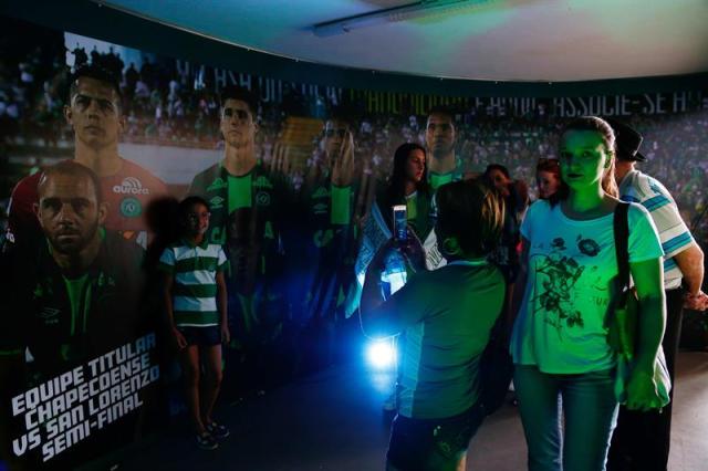 Un grupo de personas recorre el túnel de dos metros decorado con fotos de los jugadores y de algunos de los momentos más emocionantes del club de Chapecó hoy, miércoles 29 de noviembre de 2017, en Chapecó (Brasil). EFE/Marcio Cunha