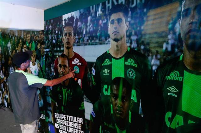 Un hombre recorre el túnel de dos metros decorado con fotos de los jugadores y de algunos de los momentos más emocionantes del club de Chapecó hoy, miércoles 29 de noviembre de 2017, en Chapecó (Brasil). EFE/Marcio Cunha