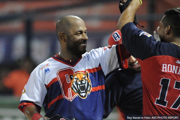 El puertorriqueño Rey Navarro lidera remontada de Tigres ante Leones en LVBP