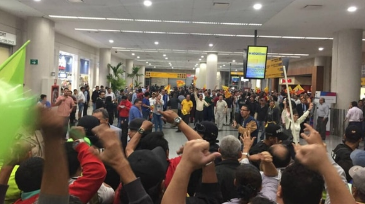 Expresidente Rafael Correa llega a Ecuador en medio de tumultos en aeropuerto (Foto y Video)