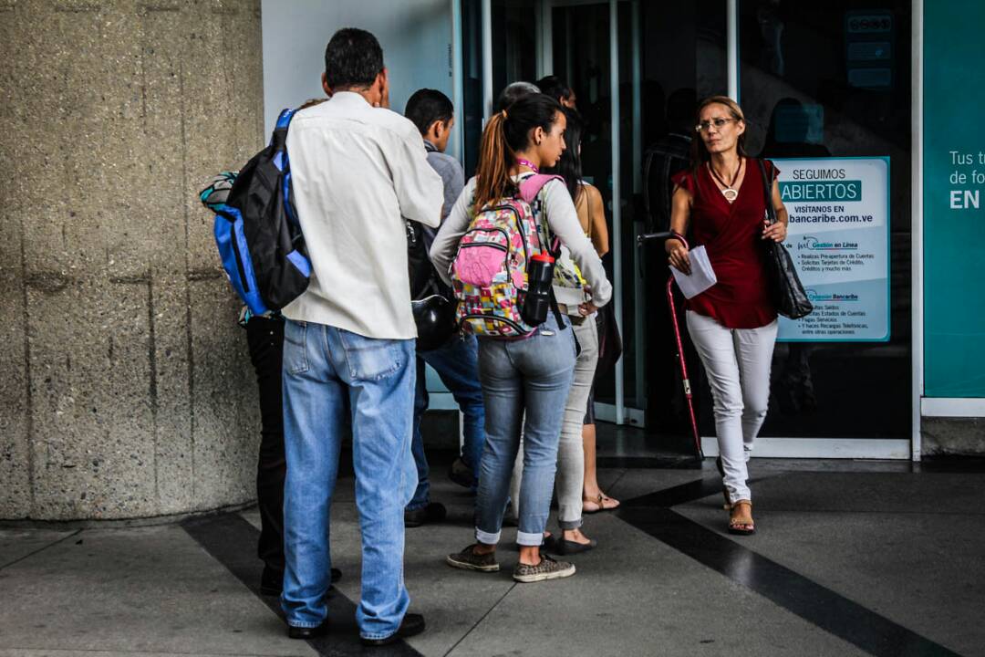 Falta de efectivo obliga a las entidades bancarias de Vargas a restringir acceso