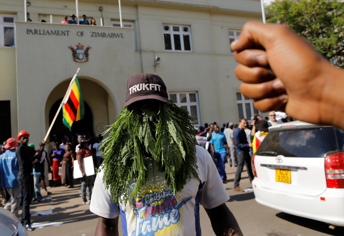 Zimbabue se vuelca a las calles tras renuncia de Mugabe (FOTOS y VIDEO)
