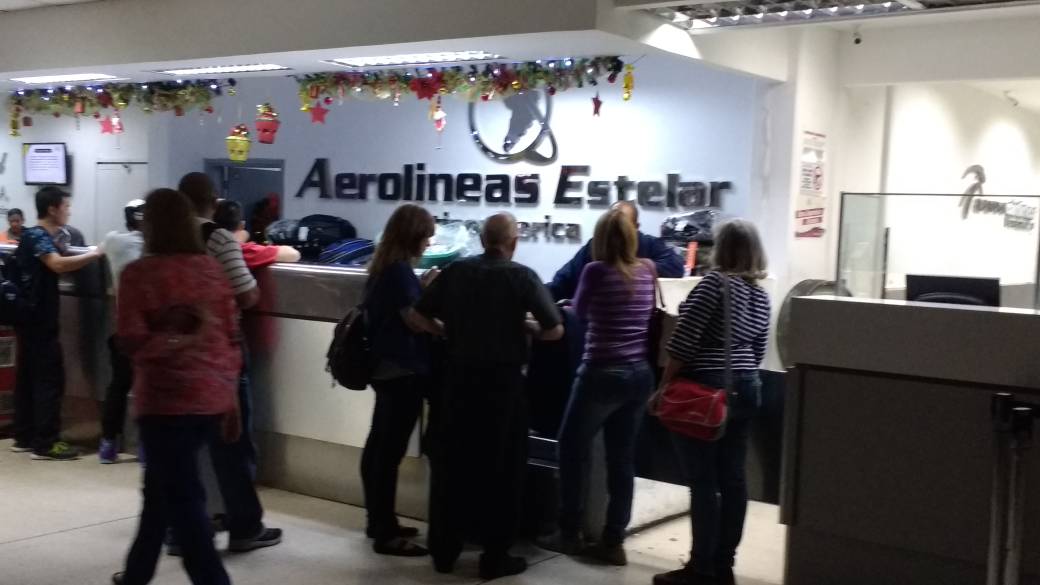 Más de 400 pasajeros varados por aerolínea Estelar en el aeropuerto de Maiquetía