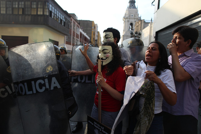 People hold a protest against Peruvian President Pedro Pablo Kuczynski's humanitarian pardon to Peru's jailed ex-president Alberto Fujimori, in Lima on December 25, 2017.  The president of Peru, Pedro Pablo Kuczynski, on Sunday granted humanitarian pardon to ex-president Alberto Fujimori, who has been hospitalized since December 23 and is serving a 25-year sentence for crimes against humanity. / AFP PHOTO / Juan Vita