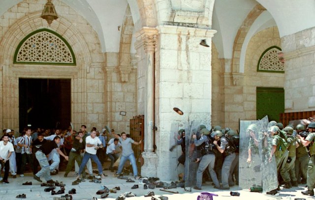 Palestinos lanzan zapatos a la policía israelí en la mezquita Al Aqsa en 2001, durante la segunda intifada. Credit Getty Images