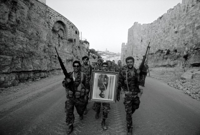 Después de que Israel tomara el control de Jerusalén este en 1967, sus soldados cargaron un retrato confiscado del rey Husein de Jordania. Credit Leonard Freed/Magnum Photos