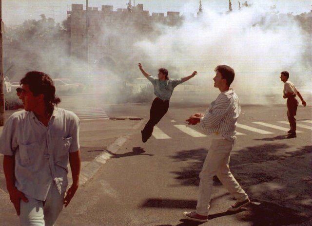 Un enfrentamiento entre palestinos e israelíes en Jerusalén en 1993 Credit Menahem Kahana/Agence France-Presse — Getty Images