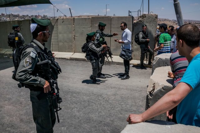 Soldados israelíes niegan a palestinos la entrada a Jerusalén en 2016 Credit Daniel Berehulak para The New York Times