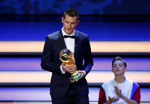 Miroslav Klose sube al escenario con la copa del Mundial de Rusia 2018
