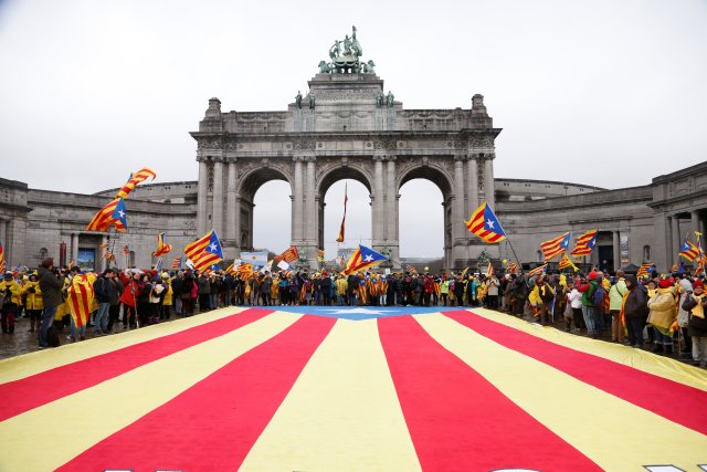 Catalanes proindependentistas de toda Europa participan en un mitin que muestra su apoyo al depuesto líder catalán Carles Puigdemont y su gobierno, en Bruselas, Bélgica, el 7 de diciembre de 2017. REUTERS / Francois Lenoir