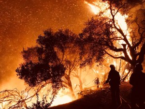 Incendio descontrolado amenaza condado californiano de Santa Bárbara