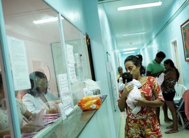 Andrea, 19, a Venezuelan woman, holds her newborn baby at a maternity hospital in Boa Vista, Roraima state, Brazil November 17, 2017. REUTERS/Nacho Doce   SEARCH "VENEZUELAN MIGRANTS" FOR THIS STORY. SEARCH "WIDER IMAGE" FOR ALL STORIES.