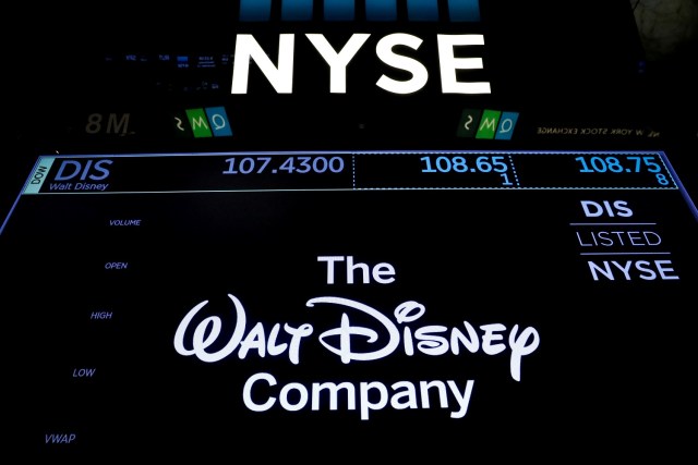 Una pantalla muestra las operaciones de The Walt Disney Company en la Bolsa de Nueva York. 13 diciembre 2017. REUTERS/Brendan McDermid