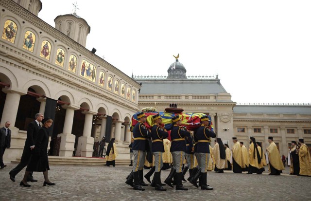 Soldiers carry the coffin of late Romanian King Michael at the Patriarchal Cathedral during his funeral ceremony in Bucharest, Romania, December 16, 2017. REUTERS/Stoyan Nenov